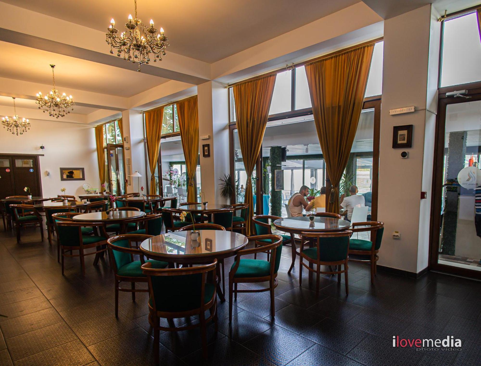 Riviera 990 - Resort & Restaurant Ieşelniţa Esterno foto